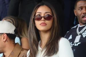 球场失意情场得意！阿里携超模女友看球 后者大秀美腿&amp;已交往3年