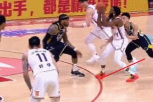 裁判搞这么大乌龙？！梅肯造三分犯规明显踩线 裁判给了3罚