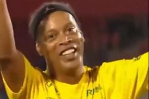 足球精灵！45岁小罗友谊赛笑着单挑门将，再现牛尾巴过人