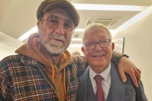 开云体育下载-国王和教父！坎通纳&amp;弗格森来到现场看德比大战，赛前亲密合影